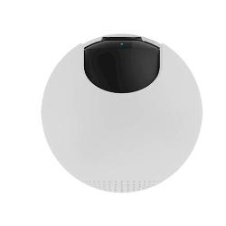 Pogled od zgoraj na pametno kamero Xiaomi C500 z vidnim zgornjim objektivom dvojnega sistema kamer.