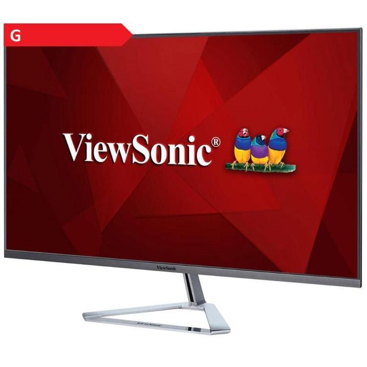 ViewSonic monitor z energijskim razredom G, prikazan pod kotom s tankimi robovi, srebrnim stojalom in rdečo predstavitveno grafiko na zaslonu.