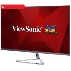 ViewSonic monitor z energijskim razredom G, prikazan pod kotom s tankimi robovi, srebrnim stojalom in rdečo predstavitveno grafiko na zaslonu.