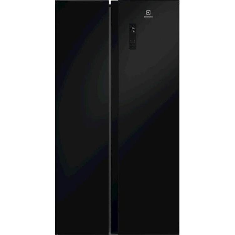 Sprednji pogled na črn ameriški hladilnik Electrolux z digitalnim upravljalnim zaslonom na vratih.