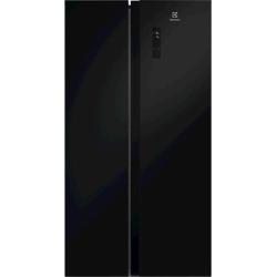 Sprednji pogled na črn ameriški hladilnik Electrolux z digitalnim upravljalnim zaslonom na vratih.