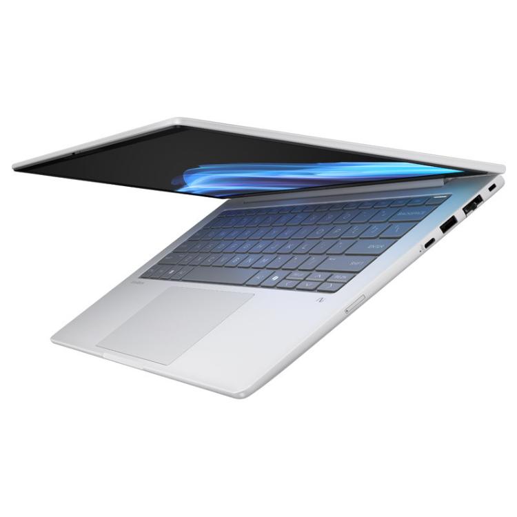 HP EliteBook v delno zaprtem položaju, ki poudarja tanek profil, priključke ob strani in elegantno srebrno zasnovo.