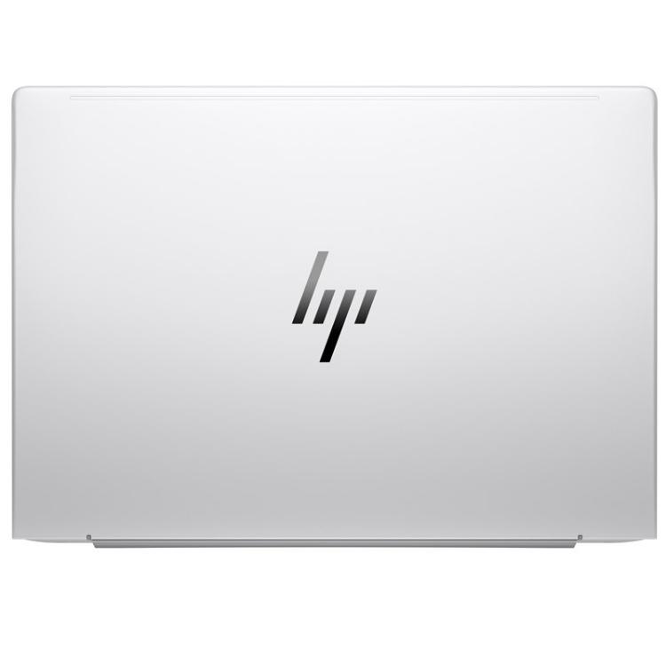 Zadnji pogled na srebrn HP EliteBook z aluminijastim pokrovom in prepoznavnim logotipom HP na sredini.