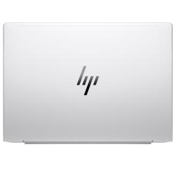 Zadnji pogled na srebrn HP EliteBook z aluminijastim pokrovom in prepoznavnim logotipom HP na sredini.