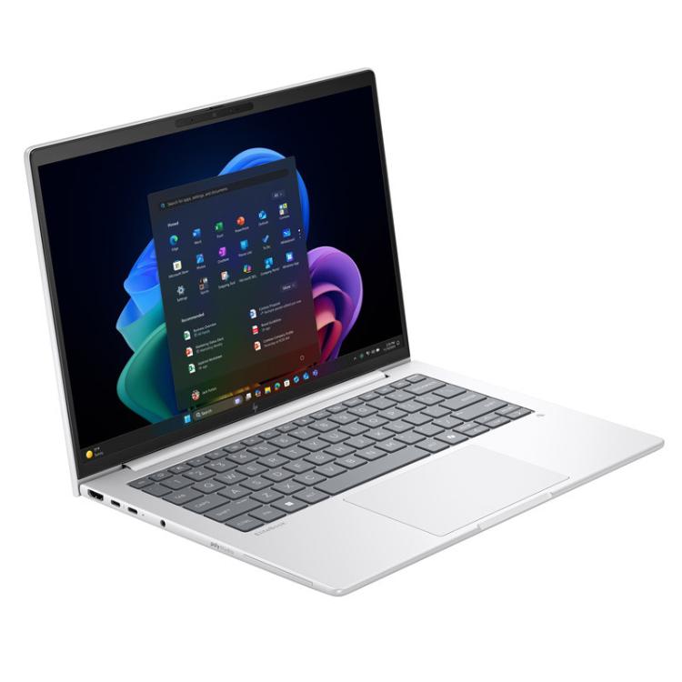 HP EliteBook prenosnik z odprtim zaslonom Windows 11, prikazan pod kotom z aluminijastim ohišjem in profesionalnim dizajnom.