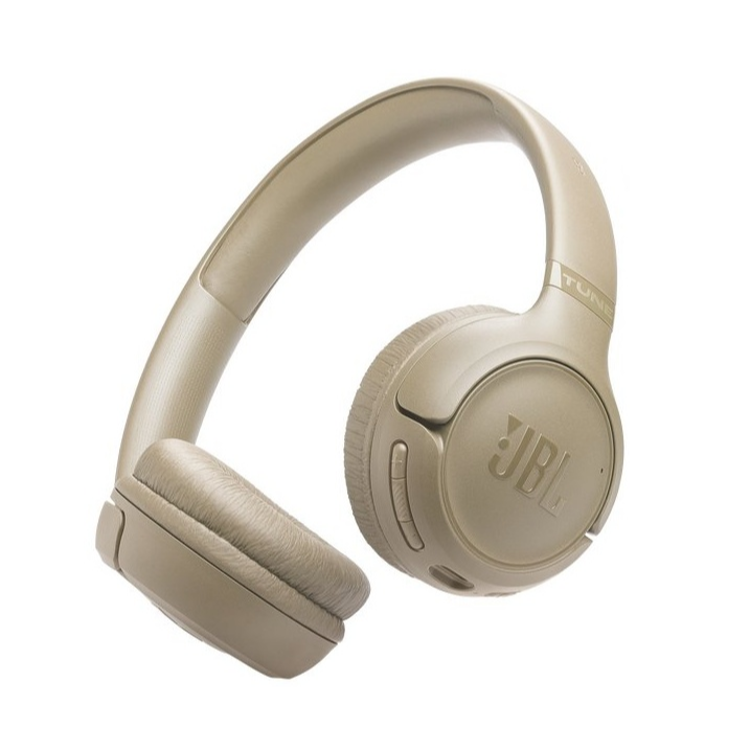 Bež JBL slušalke pod kotom, mehke blazinice in stranski gumbi za upravljanje zvoka.