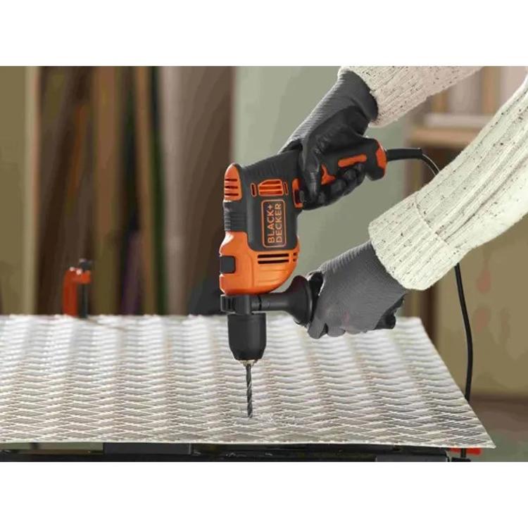Udarni vrtalnik Black&Decker BEH710K, 710 W, v kovčku 