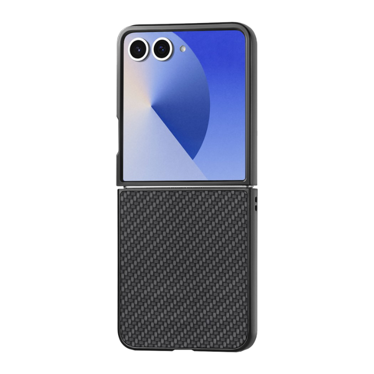 Črn ovitek za Samsung Galaxy Z Flip 8 5G, prikazan na zaprtem telefonu z elegantnim videzom in teksturo ogljikovih vlaken.