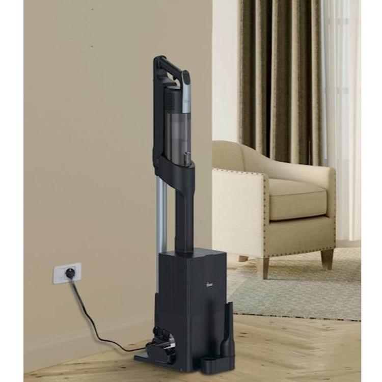 Baterijski sesalnik Hoover HF350HP nameščen na samostoječo polnilno postajo v bivalnem prostoru.