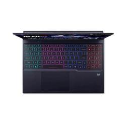Pogled od zgoraj na Acer Predator, RGB tipkovnica polne velikosti, velik sledilnik in robustna zasnova.