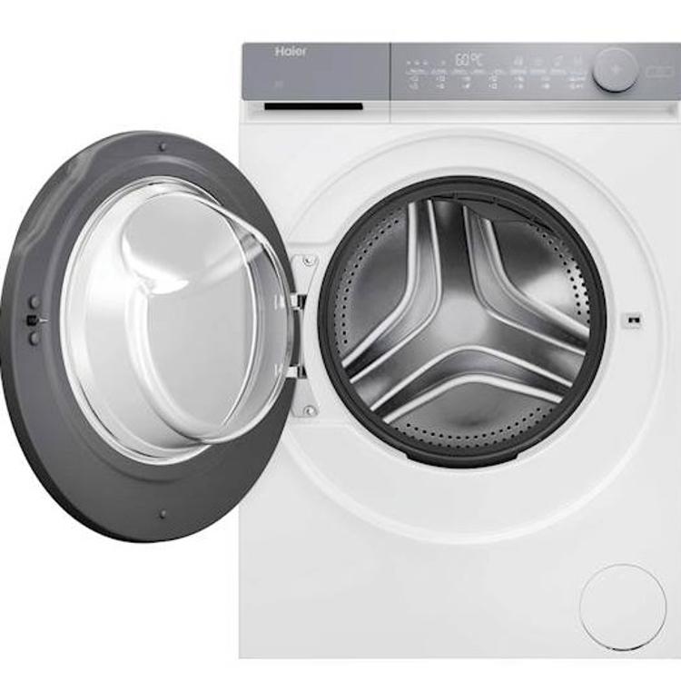 Pralni stroj Haier s kapaciteto 10 kg, elegantnim belim ohišjem in digitalnim upravljanjem omogoča učinkovito pranje večjih količin perila ter enostavno uporabo.