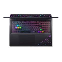 Pogled od zgoraj na Acer Predator, RGB osvetljena tipkovnica polne velikosti in velik sledilnik.