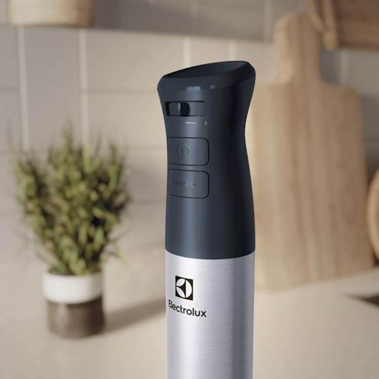 Detajl ročaja Electrolux paličnega mešalnika E5HB1‑6SS z gumboma za upravljanje, funkcijo Turbo in ergonomskim oprijemom za udobno uporabo