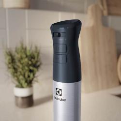 Detajl ročaja Electrolux paličnega mešalnika E5HB1‑6SS z gumboma za upravljanje, funkcijo Turbo in ergonomskim oprijemom za udobno uporabo