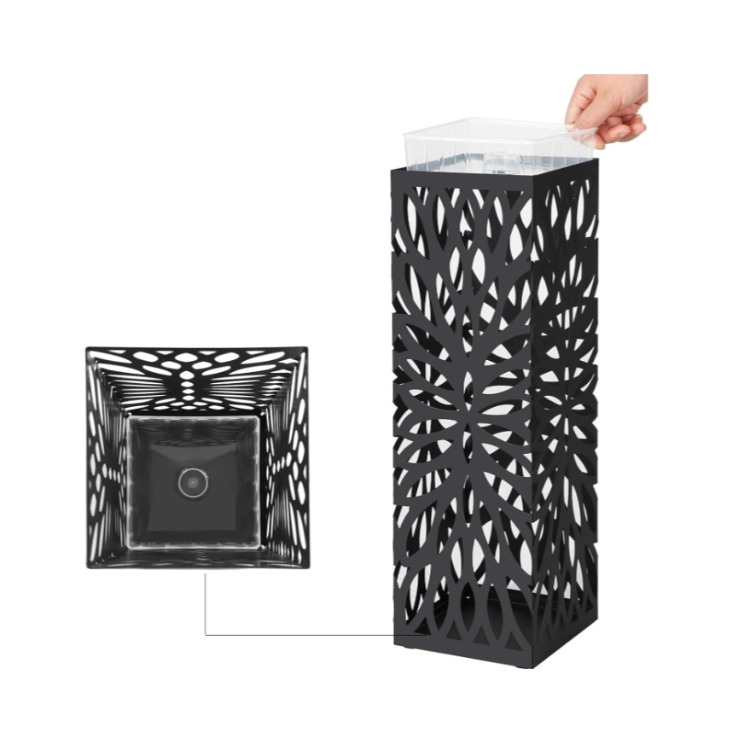 Črno stojalo za dežnike z odstranljivim plastičnim vložkom za kapljanje vode.