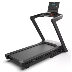 Tekalna steza NordicTrack T Series 7 v črni barvi s široko tekalno površino in dvignjeno konzolo.