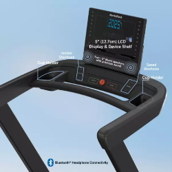 Upravljalna konzola z 5" LCD-zaslonom, držalom za napravo, zvočniki ter držali za pijačo na obeh straneh.