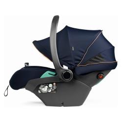 Otroški avtosedež Peg Perego v temno modri barvi, stranski pogled s spuščeno strešico