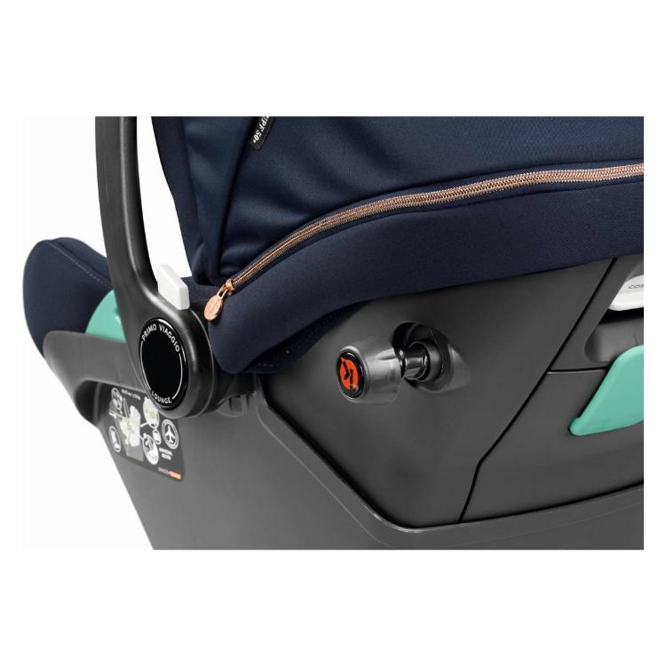 Detajl otroškega avtosedeža Peg Perego z gumbom za nastavitev in zadrgo