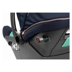 Detajl otroškega avtosedeža Peg Perego z gumbom za nastavitev in zadrgo