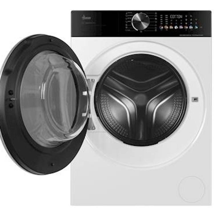 Pralni stroj Hoover z zmogljivostjo 9 kg, prikazan pod kotom z velikimi črnimi vrati in sodobnim upravljanjem.