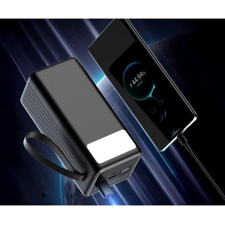 Polnilna baterija Platinet PMPB6020, 20W, 60.000mAh, prikazana med polnjenjem telefona z digitalnim zaslonom.