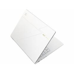 Acer Swift prenosnik v beli barvi, delno zaprt, s poudarjenim tankim ohišjem in zlatim logotipom.