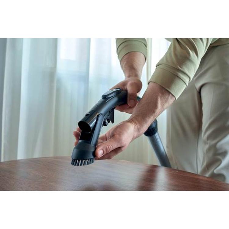 Uporaba ozkega nastavka sesalnika Hoover za čiščenje pohištva in občutljivih površin.