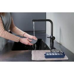 Pranje filtra sesalnika Hoover HP410P 011 pod tekočo vodo za enostavno vzdrževanje.