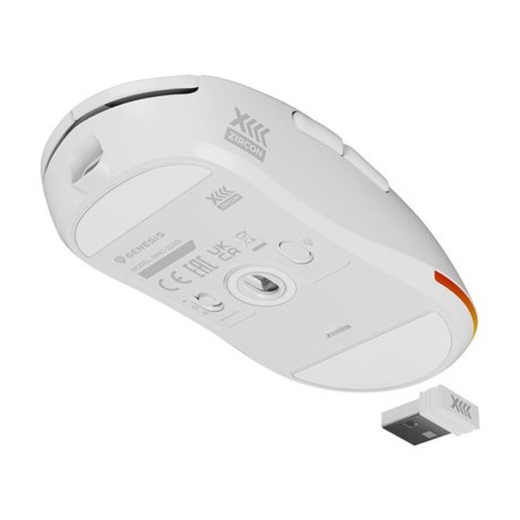 GENESIS ZIRCON XIII bela gaming miška, spodnji pogled pod kotom z USB sprejemnikom in senzorjem.