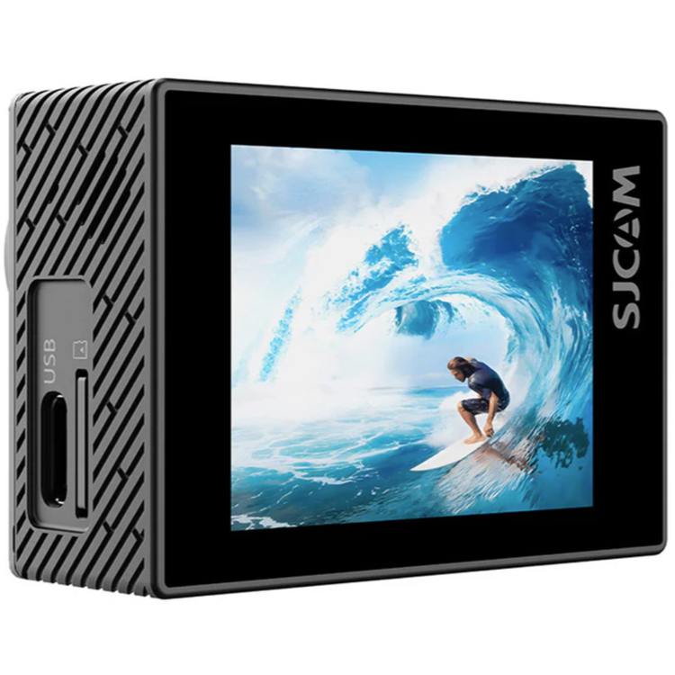 SJCAM akcijska kamera v črni barvi, prikazana pod kotom s sprednjim zaslonom, širokokotnim objektivom ter USB‑C priključkom in režo za pomnilniško kartico ob strani.