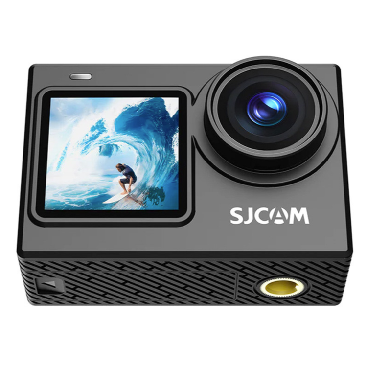 SJCAM akcijska kamera v črni barvi, prikazana s sprednje strani z objektivom širokega kota in sprednjim zaslonom za predogled posnetkov.