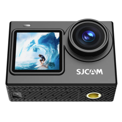 SJCAM akcijska kamera v črni barvi, prikazana s sprednje strani z objektivom širokega kota in sprednjim zaslonom za predogled posnetkov.