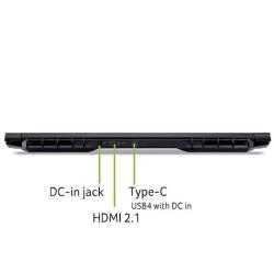 Zadnji pogled Acer Nitro s priključki DC‑in, HDMI 2.1 in USB‑C (USB4) ter velikimi hladilnimi režami.