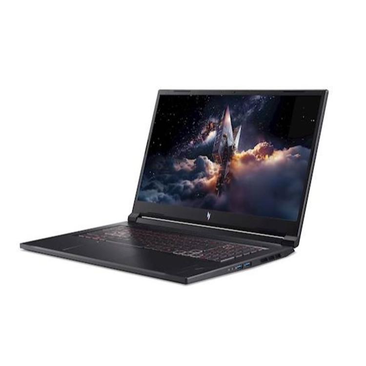 Gaming prenosnik Acer Nitro, odprt pod kotom, črno ohišje, oranžno osvetljena tipkovnica in zaslon z grafiko Nitro.