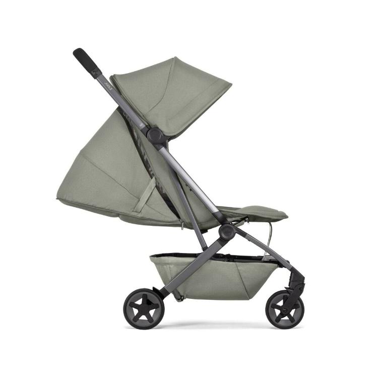 Otroški voziček v zeleni barvi, stranski pogled z raztegnjeno streho