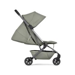 Otroški voziček v zeleni barvi, stranski pogled z raztegnjeno streho