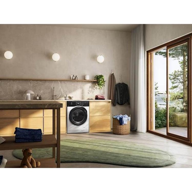 Pralni stroj Electrolux nameščen v sodobni kopalnici, prikaz uporabe v prostoru.