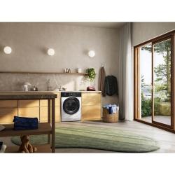 Pralni stroj Electrolux nameščen v sodobni kopalnici, prikaz uporabe v prostoru.