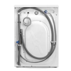 Zadnji del pralnega stroja Electrolux s priključnimi cevmi za vodo in odtok.