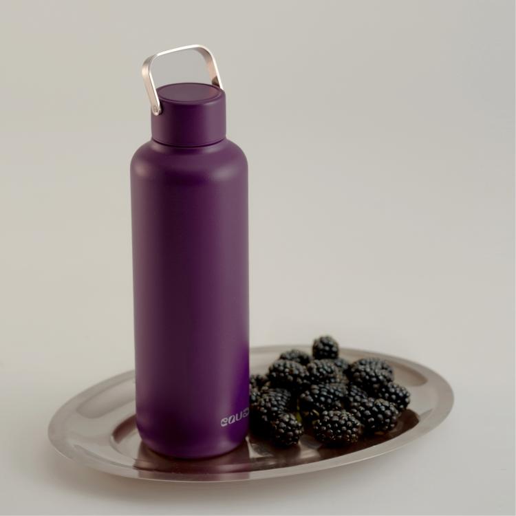 Steklenica za vodo Equa v vijolični barvi na krožniku z robidami