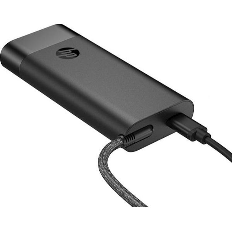 HP 110 W USB-C napajalnik s priklopljenim USB-C kablom za polnjenje prenosnikov in drugih naprav.