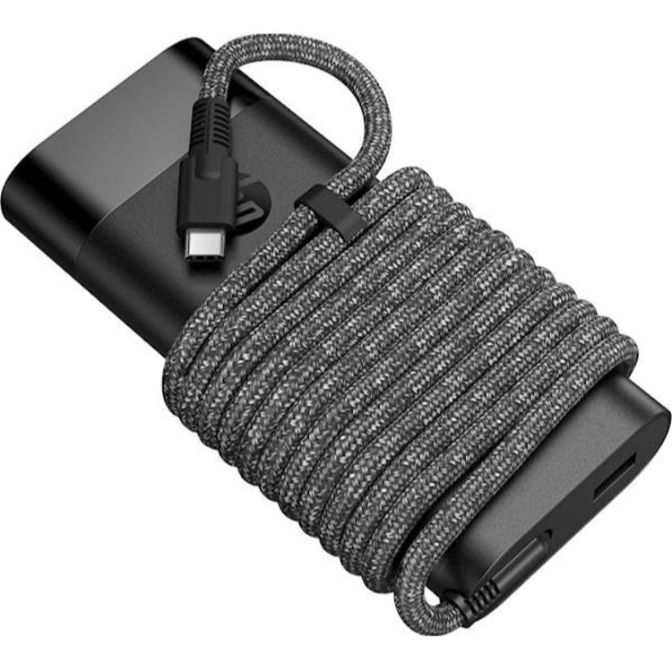 HP 110 W USB-C napajalnik s pletenim USB-C kablom, navitim okoli ohišja za enostavno shranjevanje.