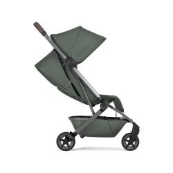 Bočni pogled na Joolz Aer² športni voziček z nastavljivim naslonjalom in veliko strešico.