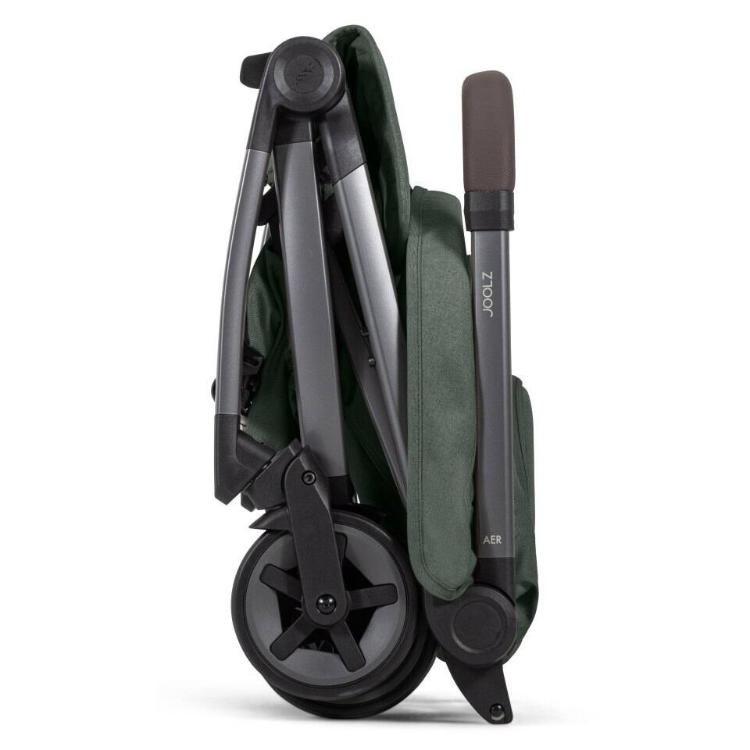 Zložen Joolz Aer² športni voziček, kompakten format za enostavno prenašanje in shranjevanje.