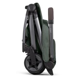 Zložen Joolz Aer² športni voziček, kompakten format za enostavno prenašanje in shranjevanje.