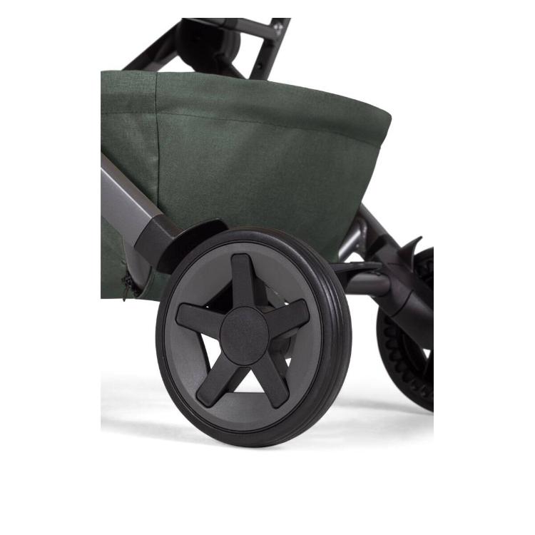 Detajl zadnjega kolesa in košare Joolz Aer² vozička z robustnim podvozjem.