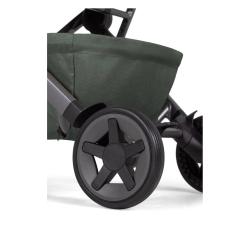 Detajl zadnjega kolesa in košare Joolz Aer² vozička z robustnim podvozjem.