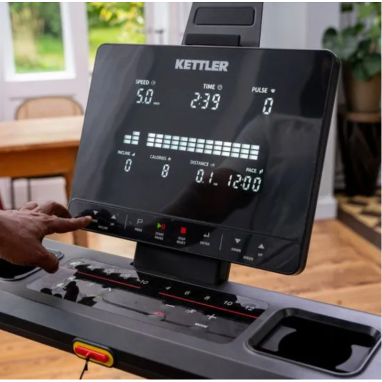 Konzola tekalne steze Kettler ALPHA RUN 300 z LED-zaslonom, tipkami za upravljanje, držalom za tablico in držalom za pijačo.