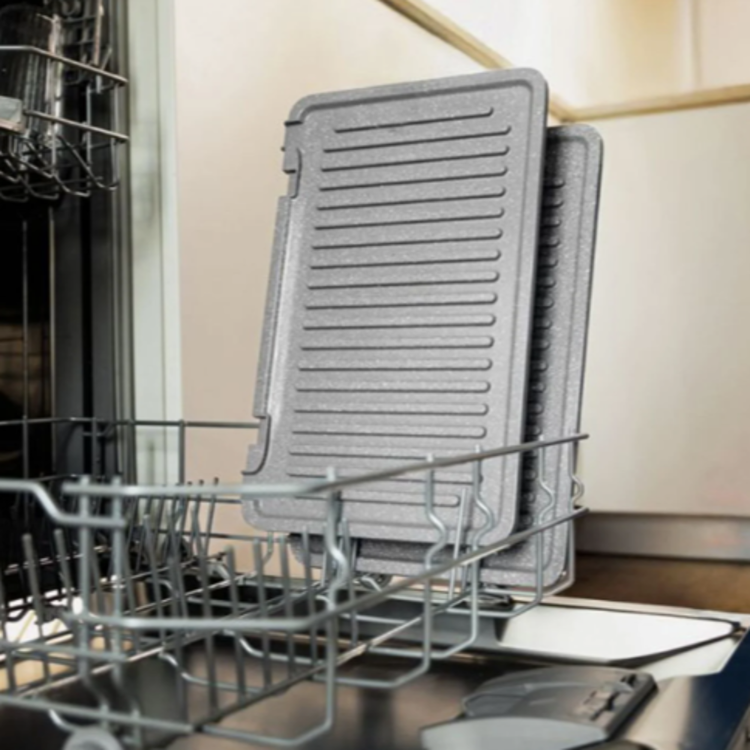 Cecotec električni namizni žar v črni barvi, prikazan z odstranljivimi grill ploščami, nameščenimi v pomivalnem stroju za enostavno čiščenje.